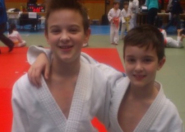 v.l. Kevin und Loris Svetec beim Brucker Stadtturnier 2014 Kopie