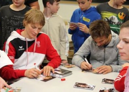 Autogrammstunde beim Oster-Trainingslager 2014 Kopie
